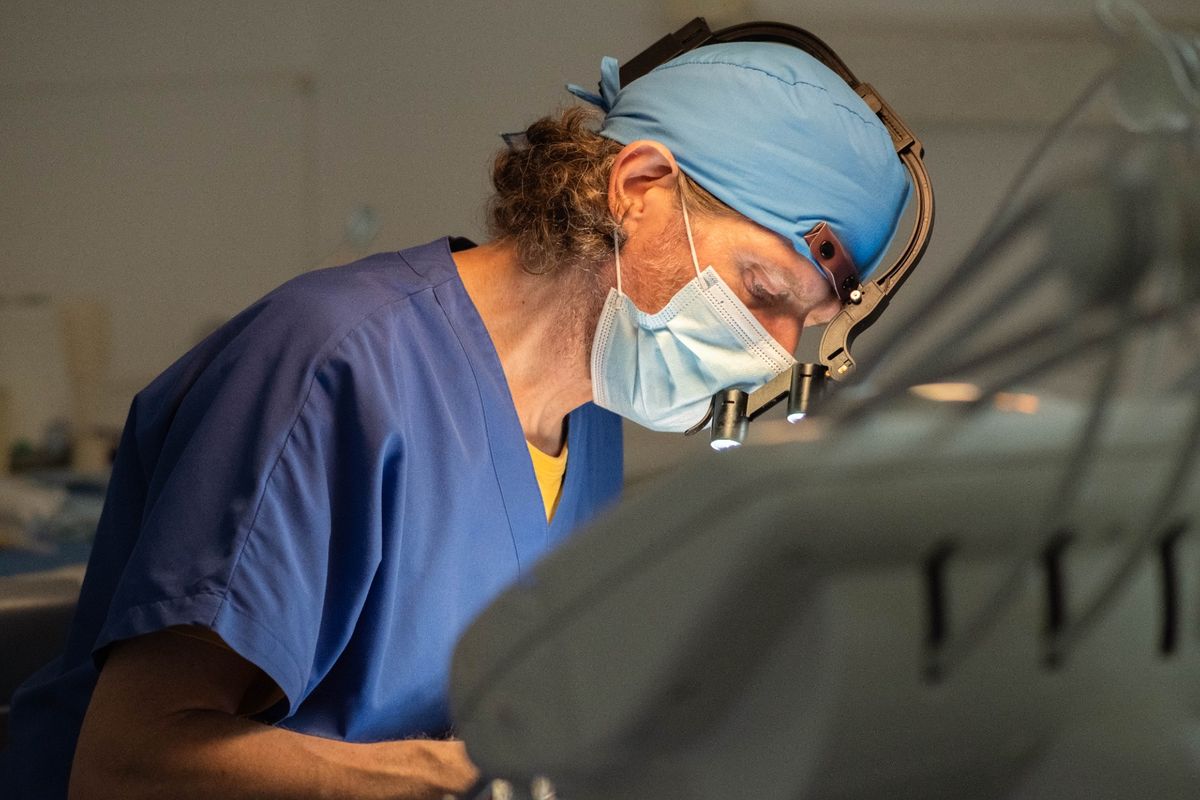 Dott. Andrea Longo al lavoro durante un trattamento di estetica dentale