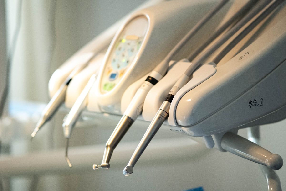 Strumentario odontoiatrico pronto per una seduta di igiene dentale