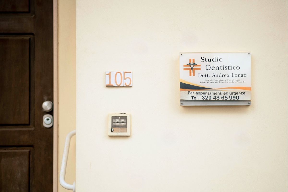 Ingresso dello Studio Dentistico Dott. Andrea Longo, Via Giuseppe Gabrieli 105, Lecce
